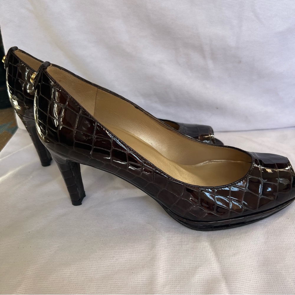 Stuart Weitzman Beautiful Brown crocodile embossed patent leather heels